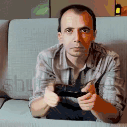 人拿着遥控器在看电视