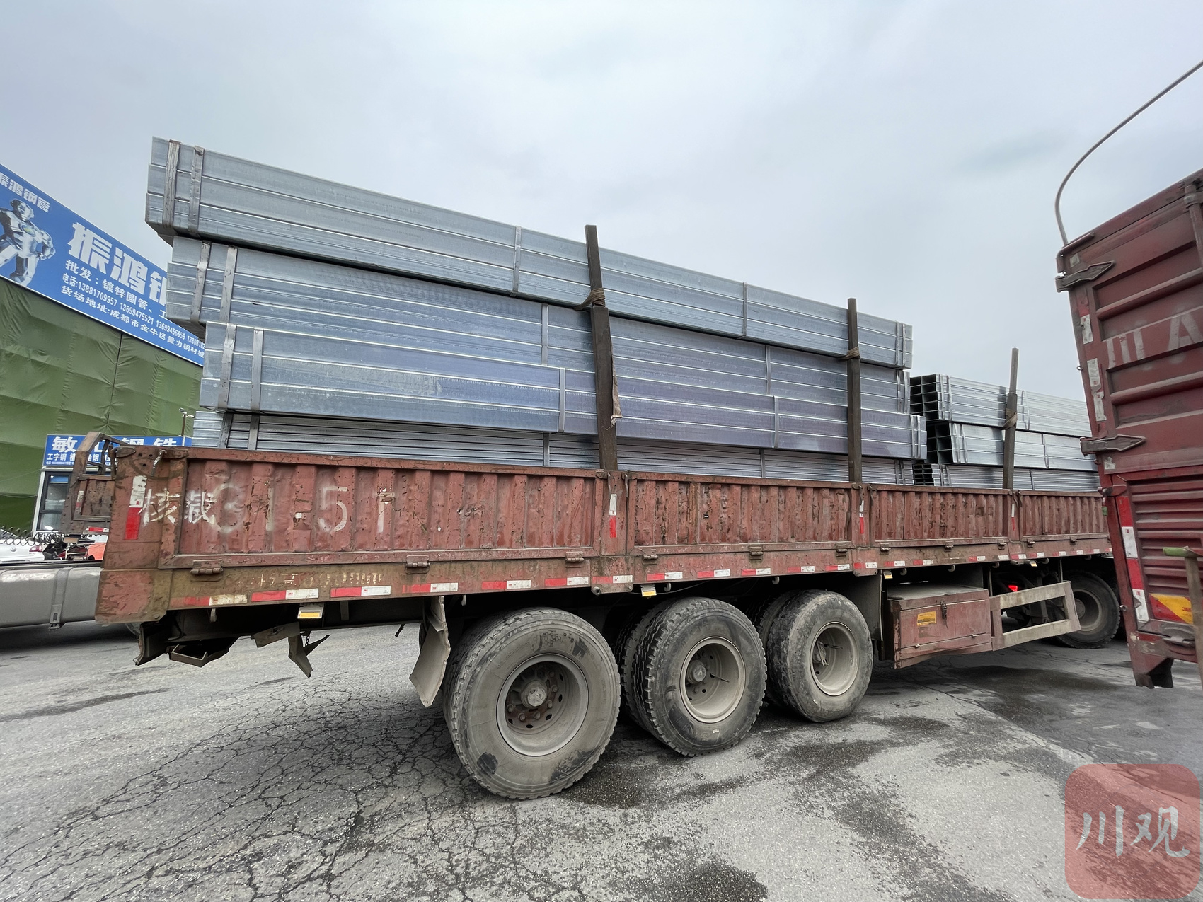 成都量力钢材城内运输钢材的车辆. 王培哲 摄