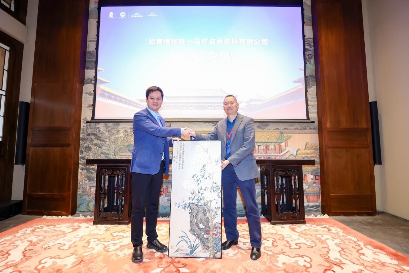 　　左：故宫博物院党委副书记、副院长 罗先良右：马可波罗控股股份有限公司总裁 谢悦增