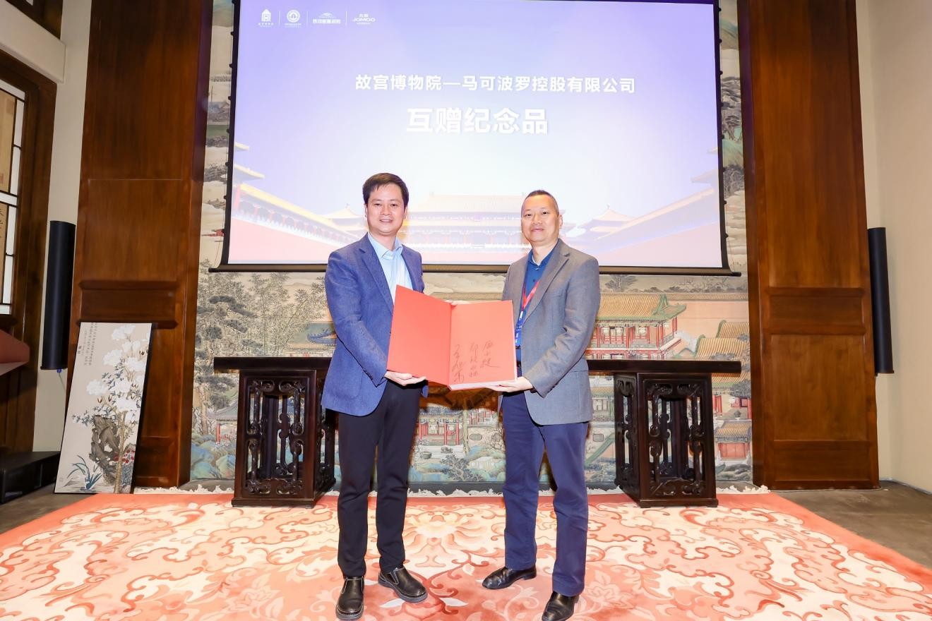 　　左：故宫博物院党委副书记、副院长 罗先良右：马可波罗控股股份有限公司总裁 谢悦增