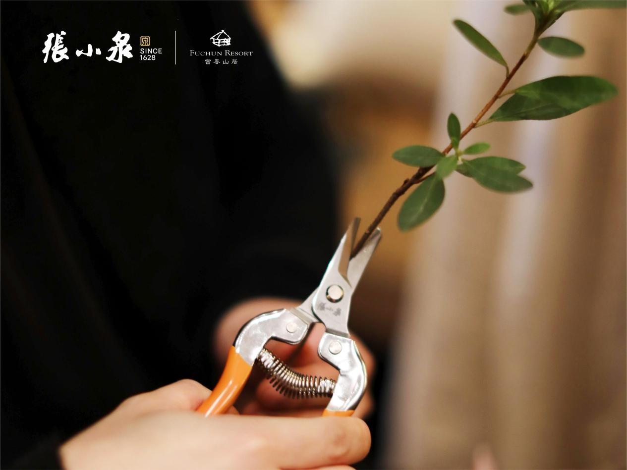 　　(嘉宾在导师指导下学习制作圆桌花艺)