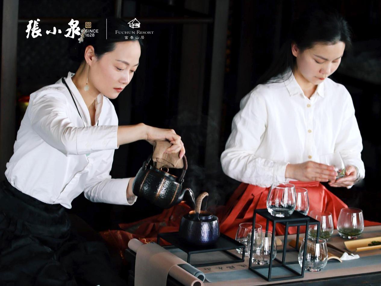 　　(茶艺师冲泡富阳龙井茶)