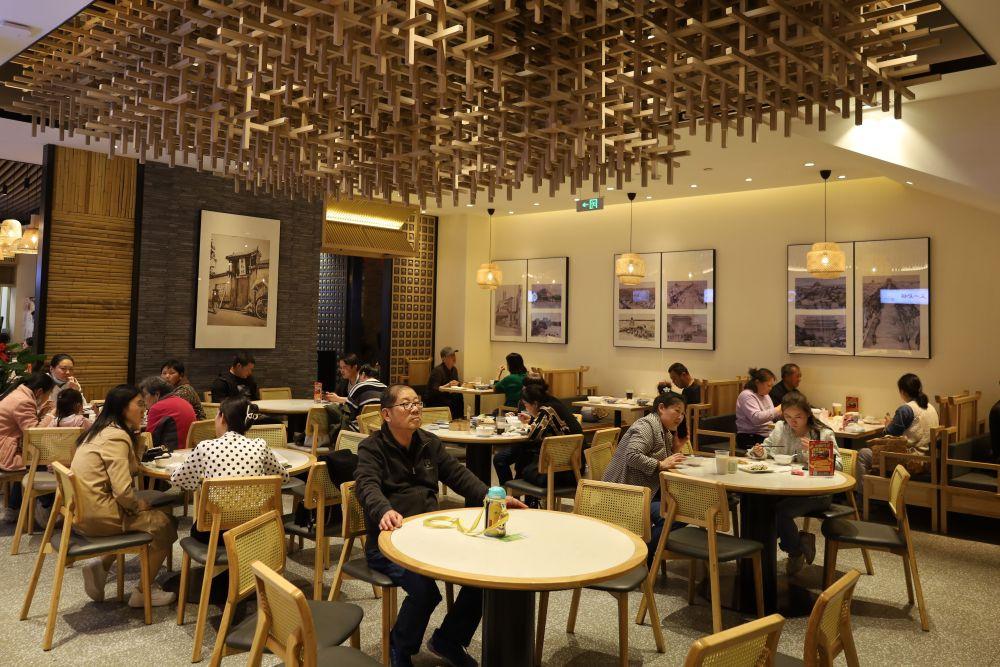 顾客在西安市五一饭店内用餐.新华社记者 李佳旭摄