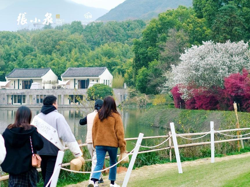 　　(嘉宾漫步富春山居)