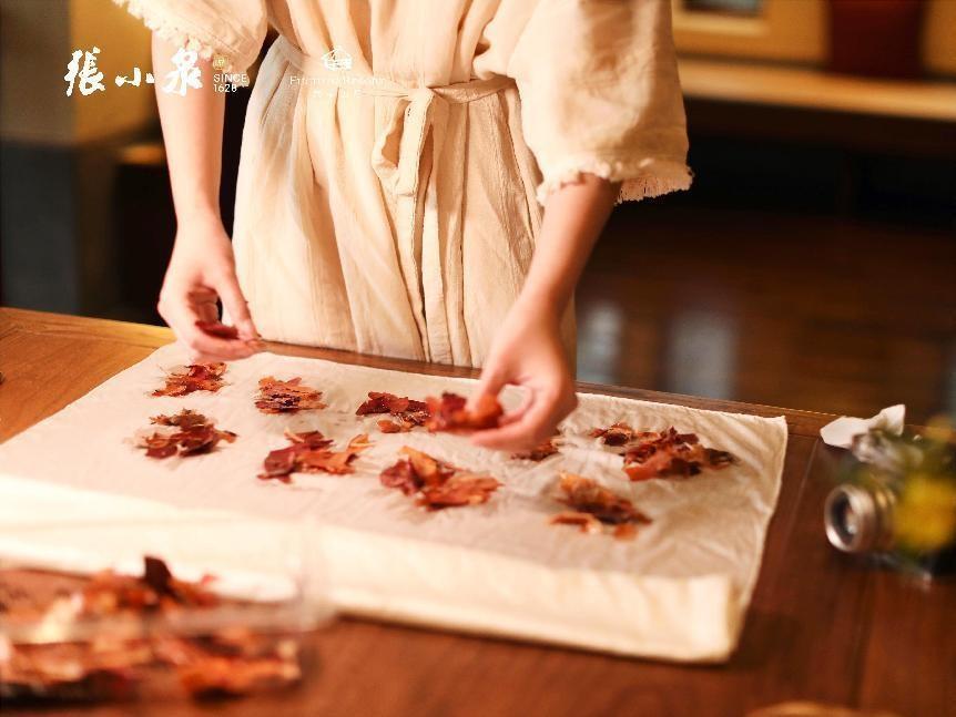 　　(嘉宾现场体验植物扎染)