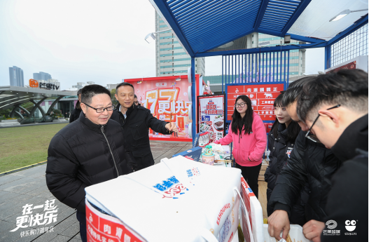 　　集团公司(台)党委书记、董事长，芒果超媒党委书记张华立参观集市