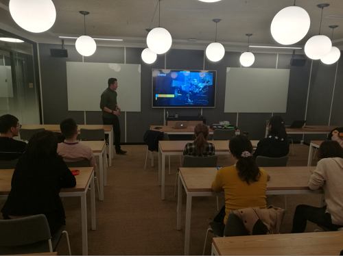 　　图为陈衍行先生正在企业讲解脑机接口设备