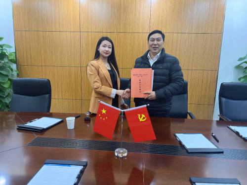 　　(图:哈威供应链集团投融资部负责人沈佰灵与金寨经开区管委会副主任刘丰成)