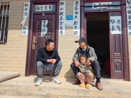 　　图为红云红河集团板坡村驻村工作队队长段雨明(左)到袁德兵(右)家走访