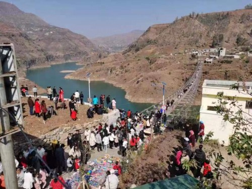 　　图为今年春节期间游客到水口村游览观光