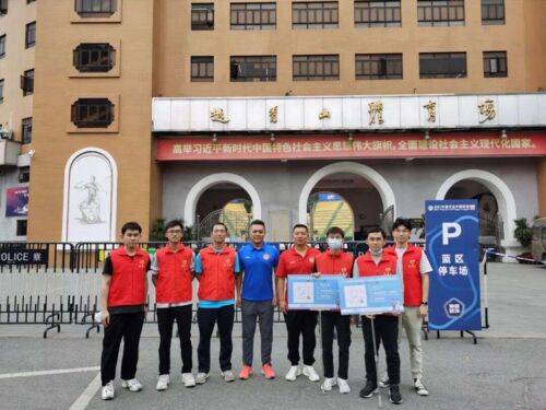 　　志愿者参加国防体育义务服务活动