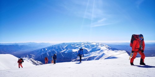 　　攀登玉珠峰 (曲麻莱县委宣传部供图)