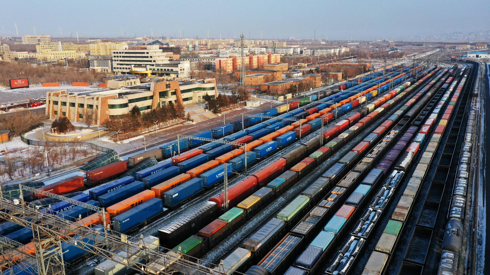 2023年1月25日,阿拉山口站编组场内出入境班列及其他货运列车正集结待