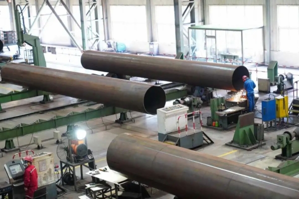 中油宝世顺钢管有限公司的工人在为国家西气东输工程加紧生产。