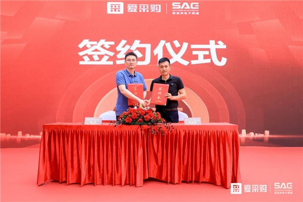 　　左起依次：百度To B垂类事业部总经理谢天、新亚洲电子商城负责人徐文海