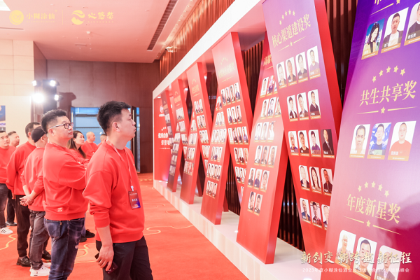 　　▲经销商观看荣誉墙