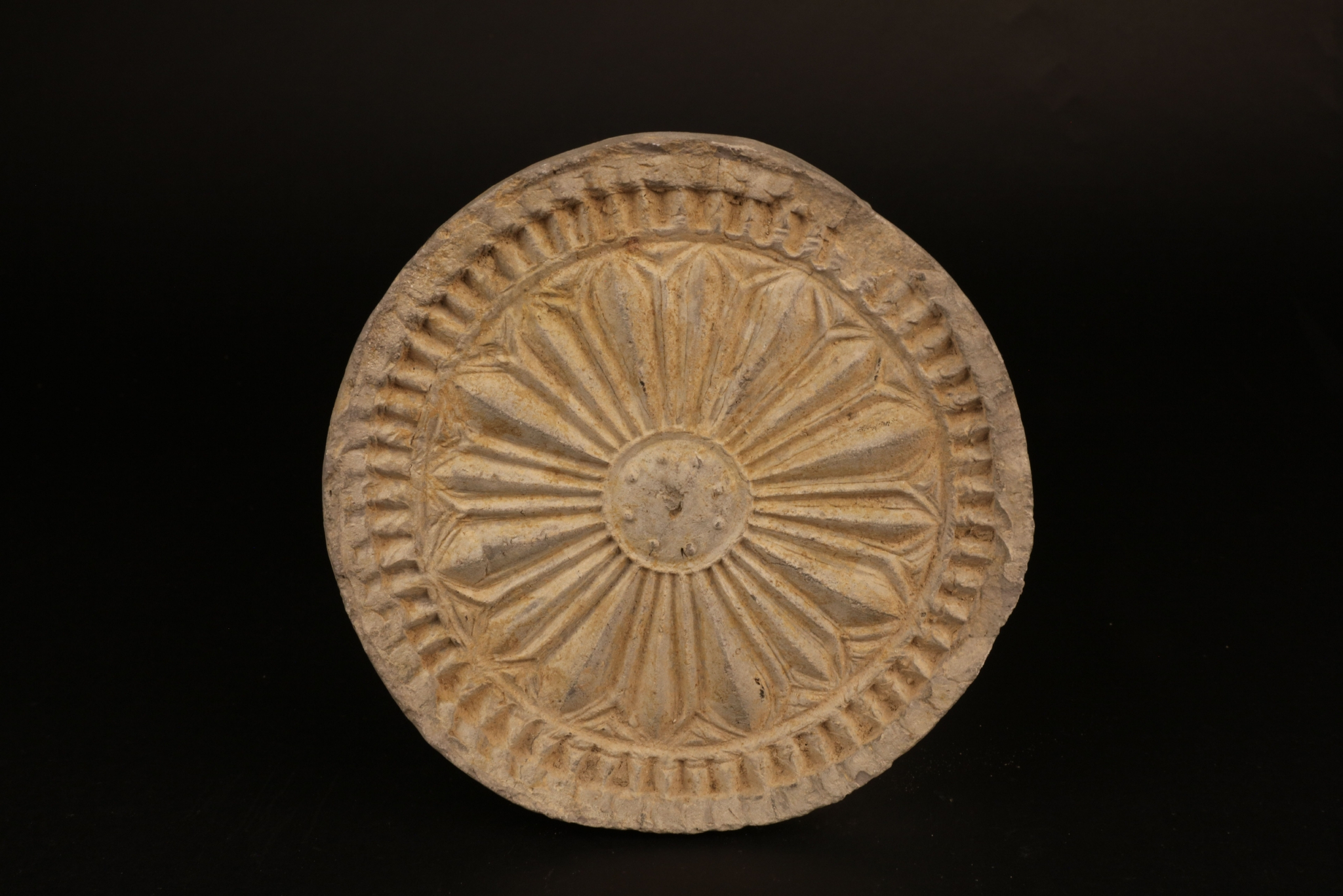 下邳故城遗址上发现的莲花纹瓦当.下邳故城遗址考古队供图