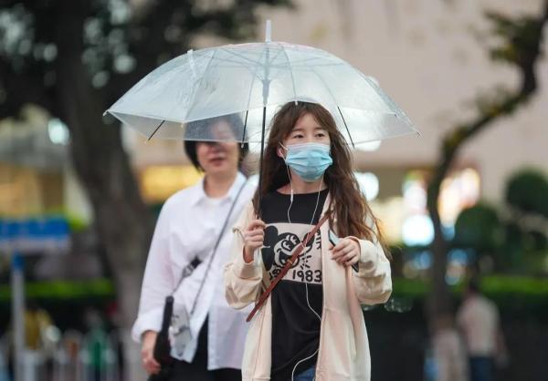 3月24日上午，广州市民冒雨出门上班。图/羊城晚报全媒体记者 梁怿韬 摄