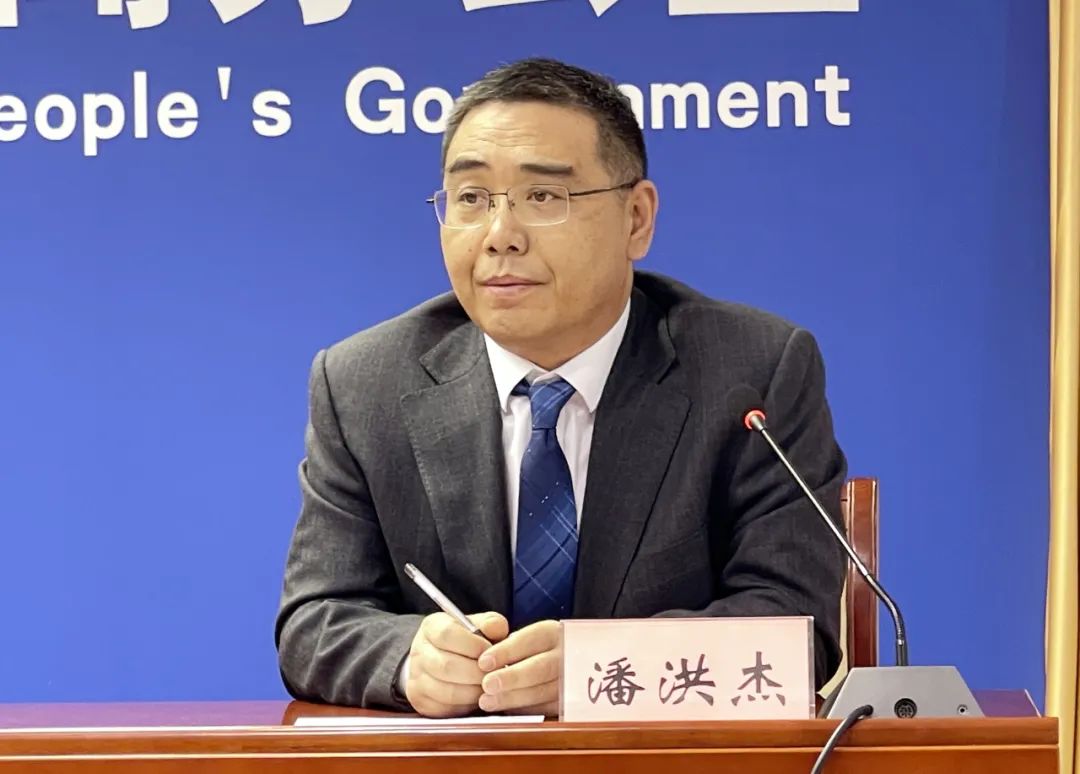 答潘洪杰:为发挥政务服务的示范引领作用,提升我市