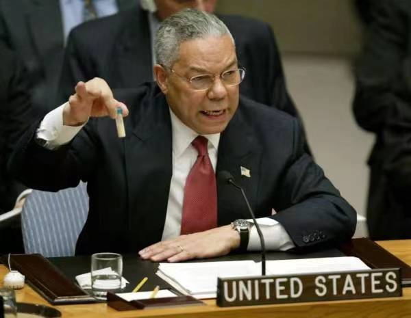 ▲2003年2月5日，国务卿科林·鲍威尔向联合国安全理事会提交了他所称的伊拉克实施化学和生物作战能力的证据。