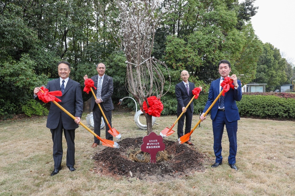 　　谷内节一先生(左一)、染谷俊行先生(左二)、结城正博先生(右一)与森木徹先生(右二)