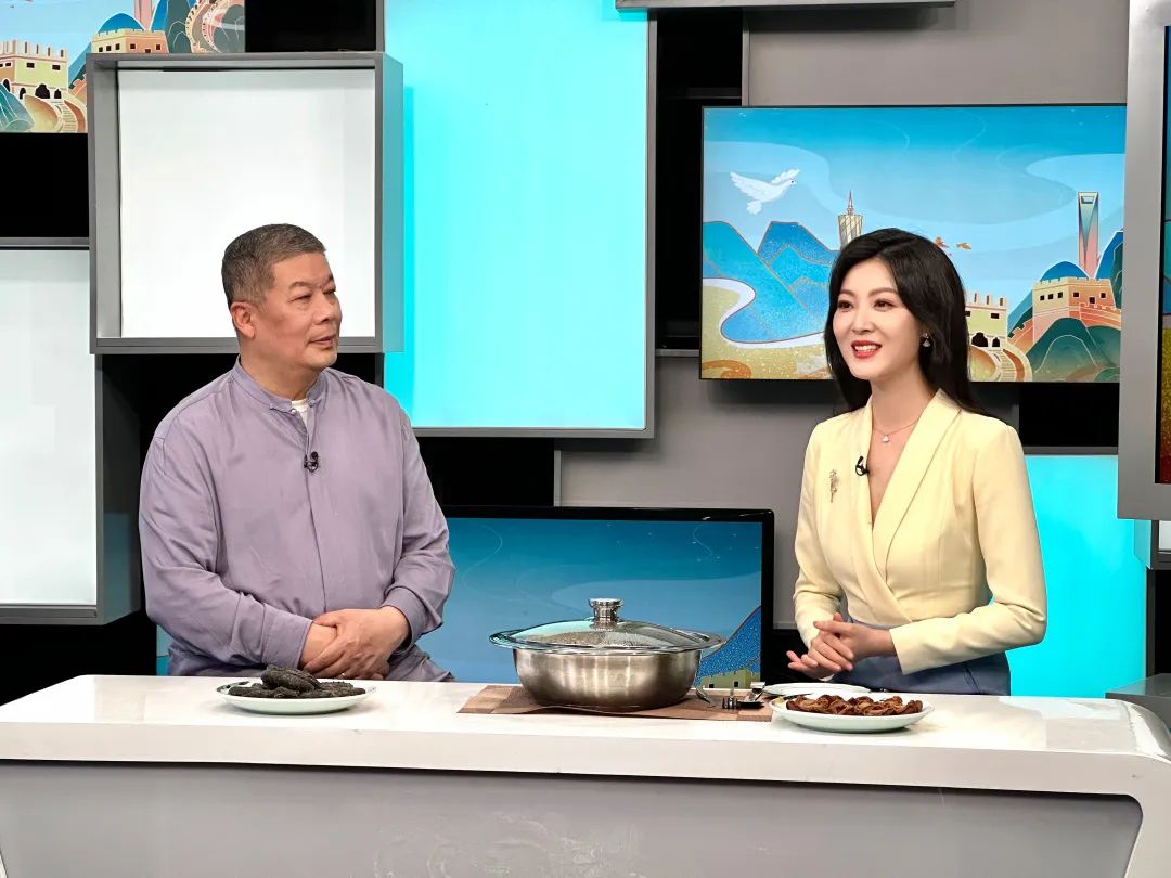 　　央视主持人现场品鉴