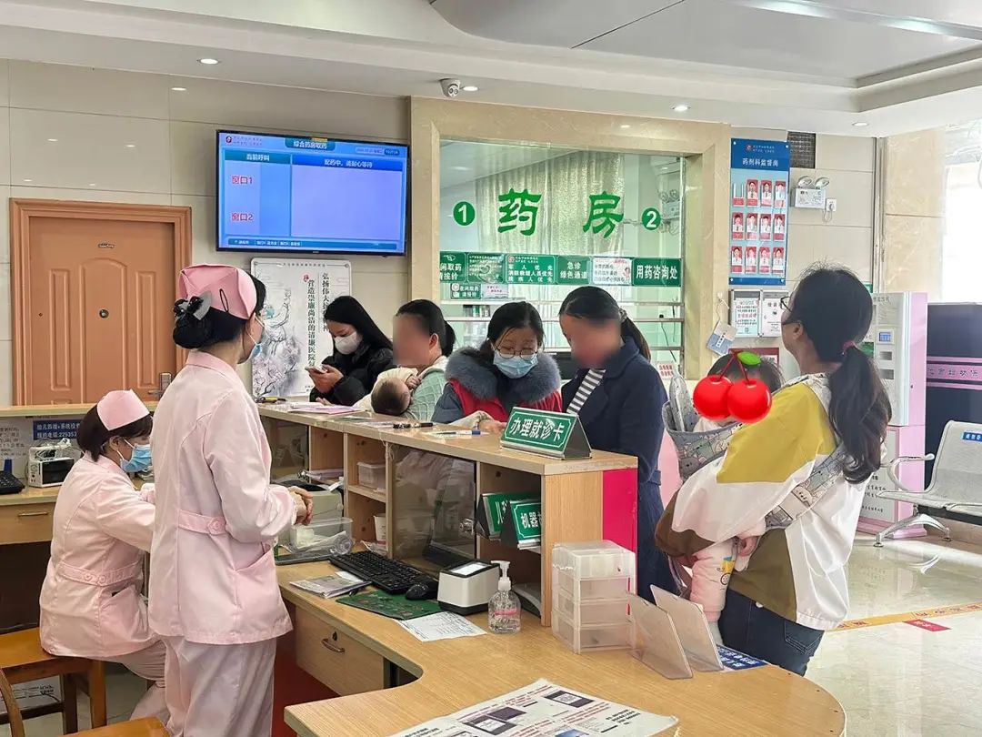 3月21日,市妇幼保健院急诊科挂号台.
