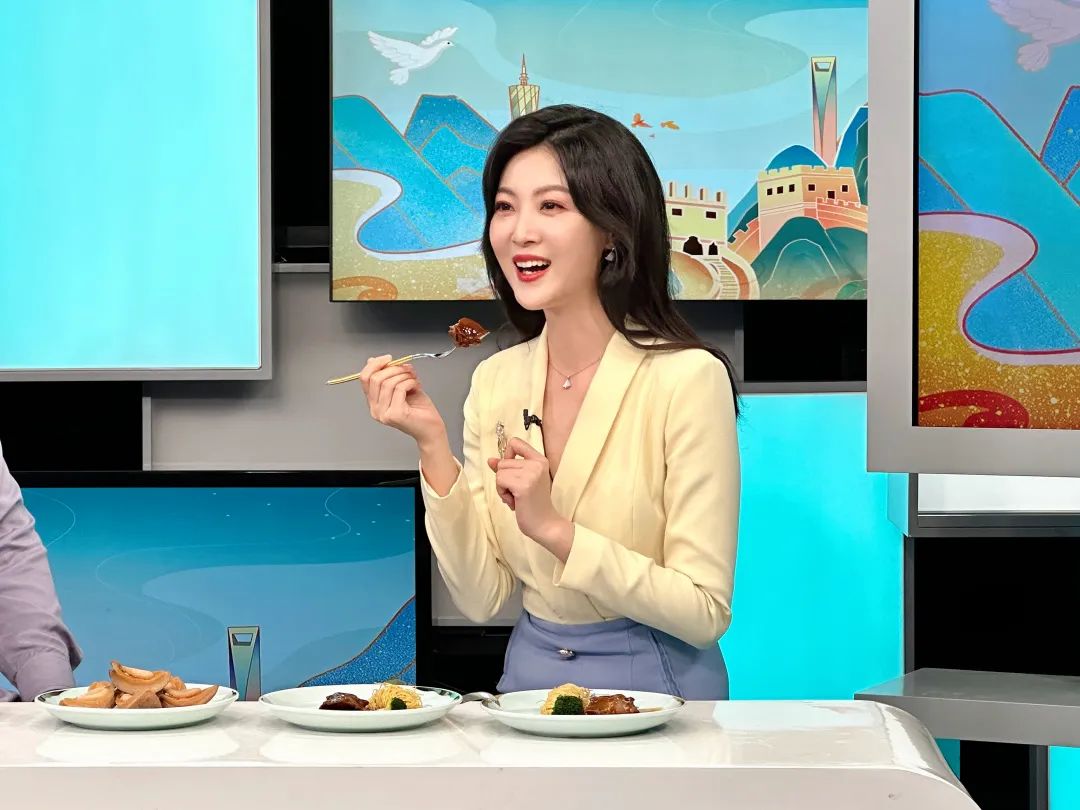 　　央视主持人现场品鉴