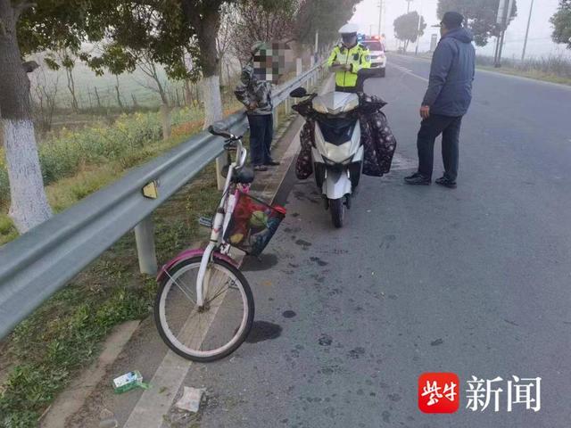 电动车追尾自行车,致自行车主人摔倒受伤|自行车_新浪财经_新浪网