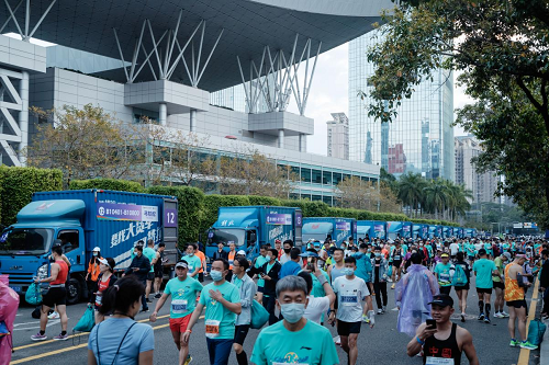 　　(图为货拉拉存衣车正式开启存衣)