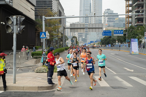 　　(图为深圳马拉松比赛现场)