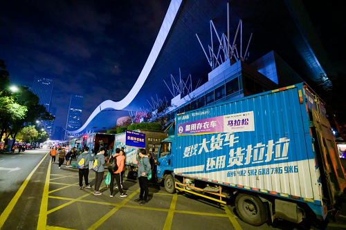 　　(图为货拉拉存衣车在现场待命)