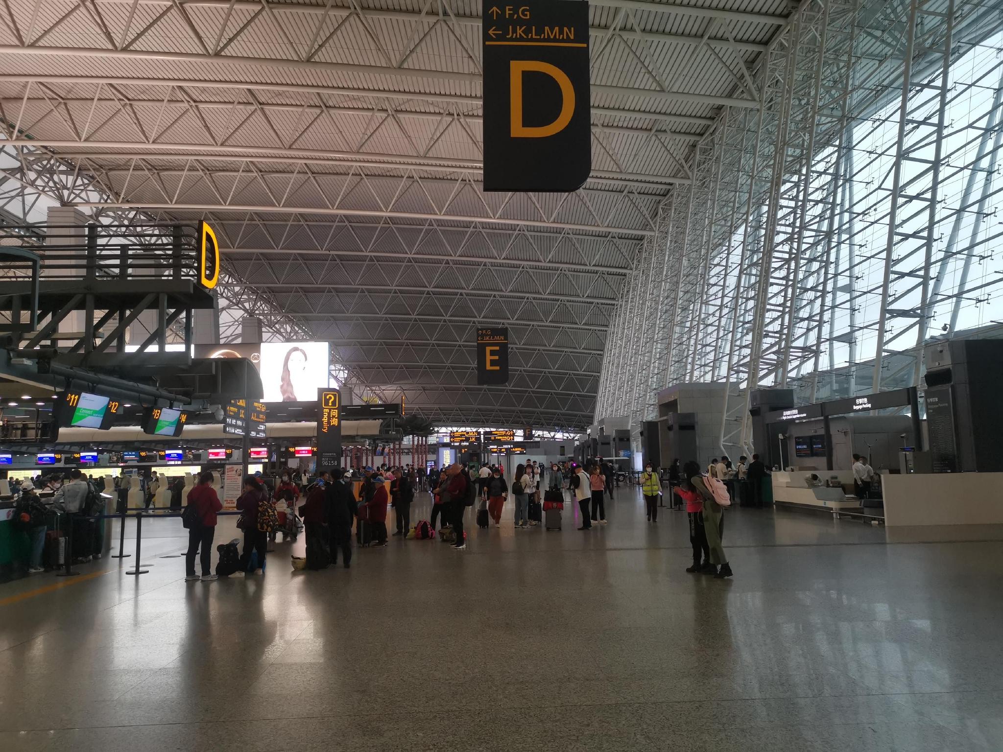 3月24日下午,白云机场候机旅客和出发航班信息.时代财经摄