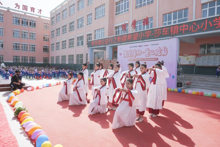 　　?(活动尾声，莎车镇中心小学的学生带来了精彩表演)