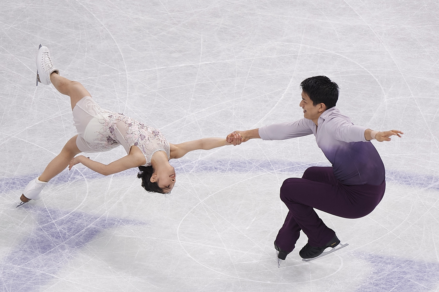 3月23日,日本组合三浦璃来(左)/木原龙一在自由滑比赛中.