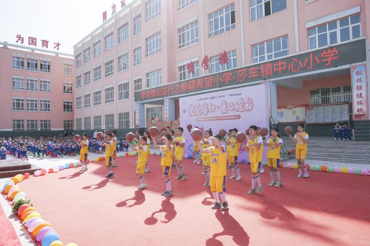 　　?(活动尾声，莎车镇中心小学的学生带来了精彩表演)