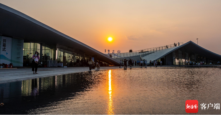 夕阳洒在天空之山驿站的水面上.记者 刘洋摄