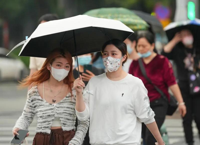 3月24日上午，广州市民冒雨出门上班。图/羊城晚报全媒体记者 梁怿韬 摄