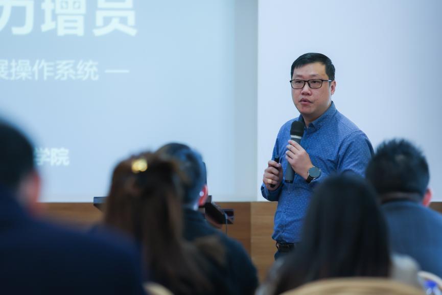 　　保二代学院项目总监荣贾伟致辞