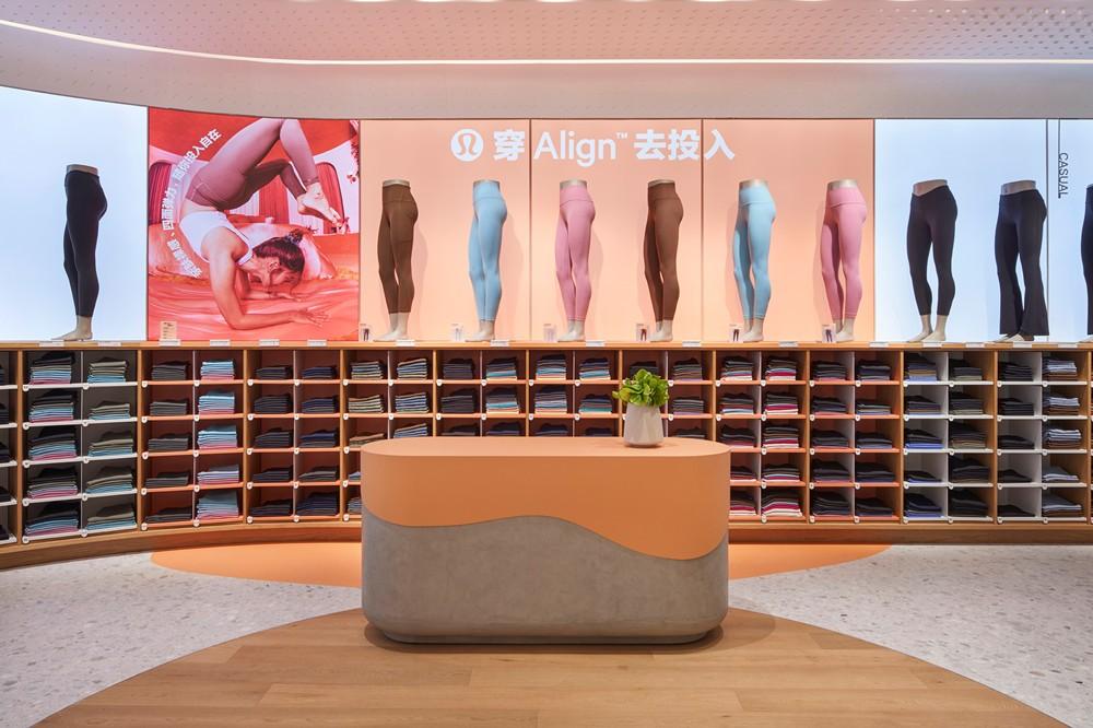 　　lululemon静安嘉里中心店2楼Align? 裤墙