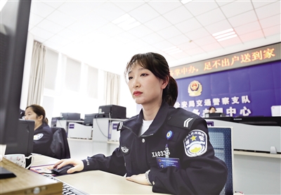 民警线上为市民办理车驾管业务 记者 代泽均 摄