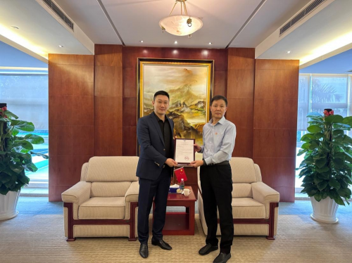 　　民航深圳监督管理局高有庆局长向春回公务航空CEO张益嘉颁发CCAR-135部航空运营人运行合格证