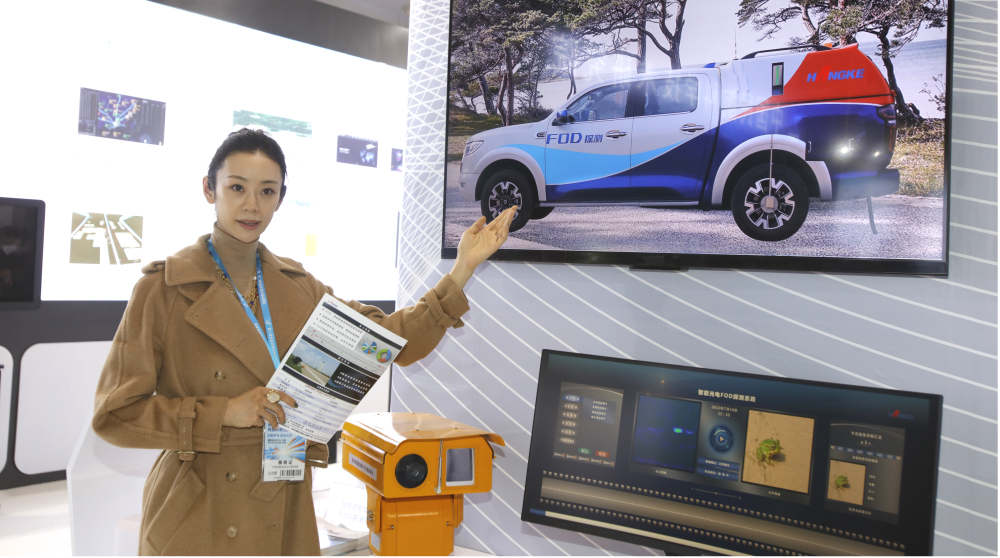 　　航泰众联总经理左佳向观众介绍旗下FOD探测系列产品