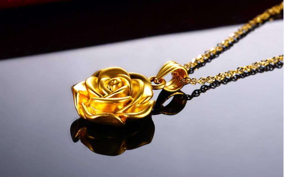 消费者在购买贵金属饰品时,务必要关注饰品上的印记,明确身份,质量