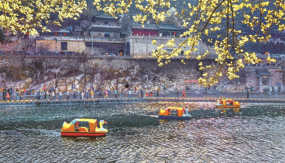 花映春阳锦山水摄于峰峰矿区黑龙洞景区.岳宏峰 摄