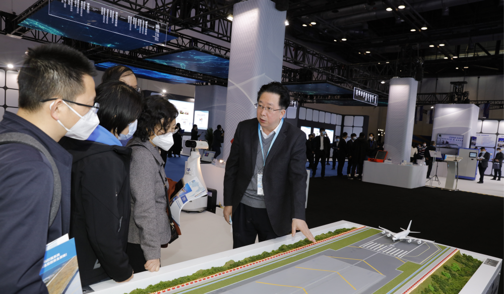 　　航科公司董事长刘平向观众讲解特性材料拦阻系统