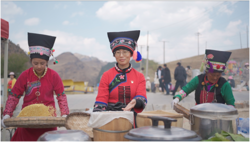 　　图为祁晓琴在草皮街推介布朗美食
