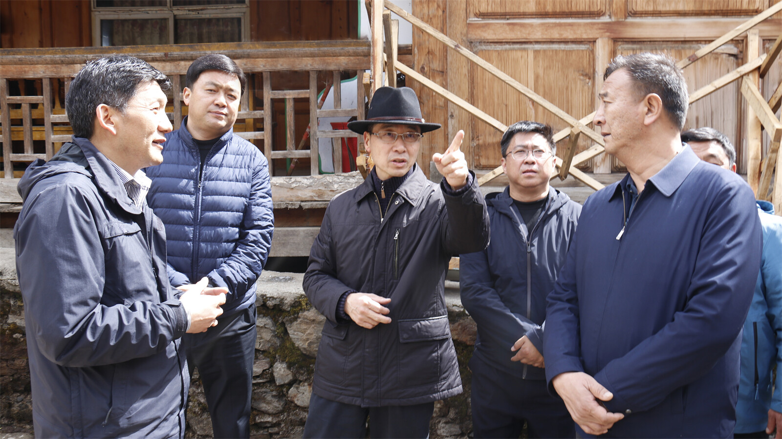 罗朝峰率队到雨崩村调研强调:写好乡村旅游文章 更好推动乡村振兴