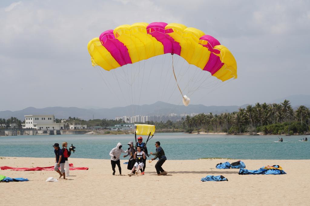 3月14日,游客在三亚海棠湾体验跳伞运动.新华社记者樊雨晴摄
