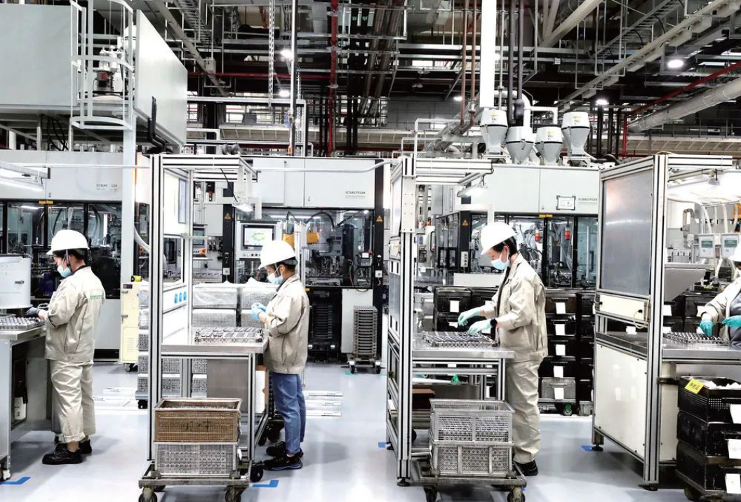 2022年11月3日,苏州太仓舍弗勒(中国)有限公司员工在目检发动机零部件